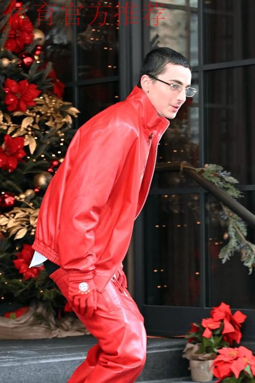 好莱坞明星“甜茶”被拍到全身红衣出行，手上戴着拜仁手套